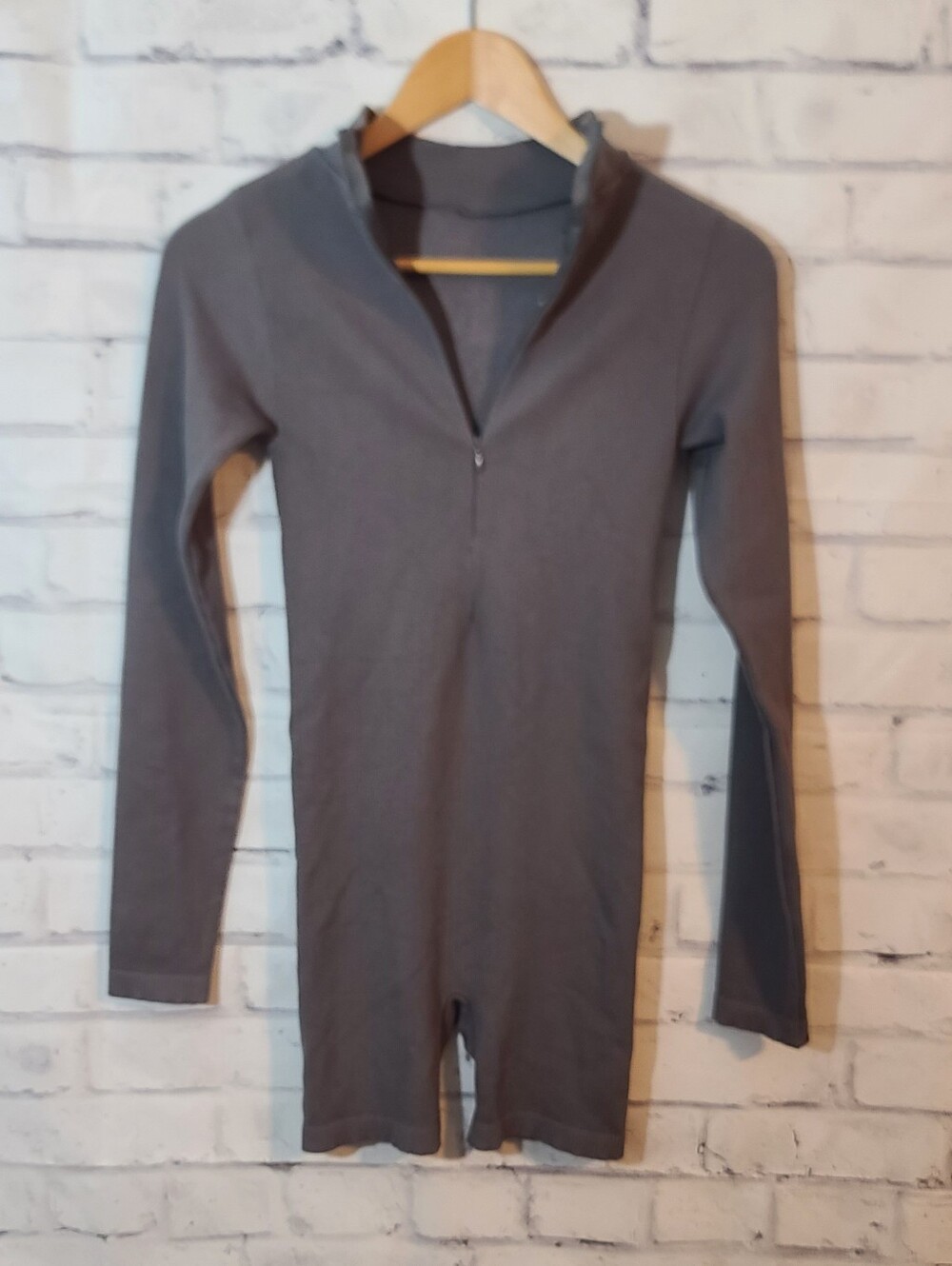 New Forever 21 Gray Ribbed Knit Zip Mock Neck Long Sleeve Slim Romper Bodysuit M